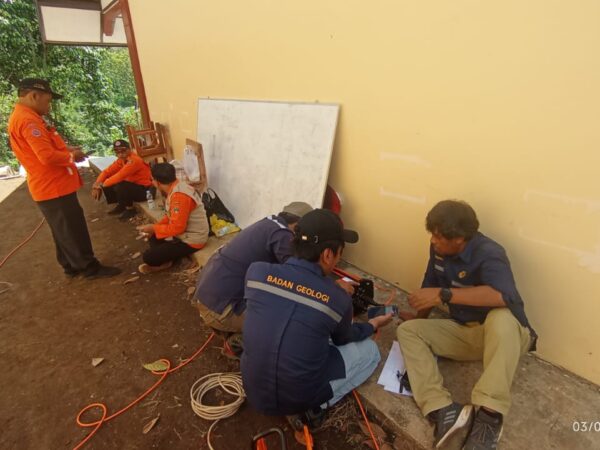 PVMBG dan BPBD Kabupaten Blitar Lakukan Penelitian Geologi dengan Metode Geolistrik di SMKN 1 Doko
