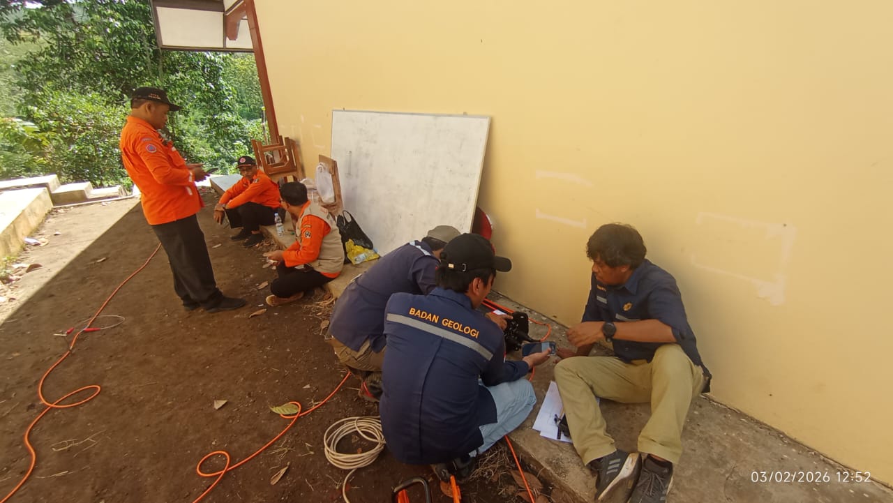 PVMBG dan BPBD Kabupaten Blitar Lakukan Penelitian Geologi dengan Metode Geolistrik di SMKN 1 Doko PVMBG dan BPBD Kabupaten Blitar Lakukan Penelitian Geologi dengan Metode Geolistrik di SMKN 1 Doko